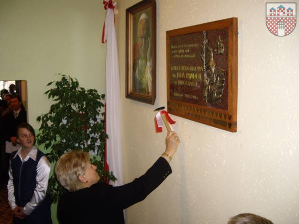 : Na fot. Przewodnicząca Rady Miejskiej Stanisława Nowak wbija gwóźdź w pamiątkową tablicę